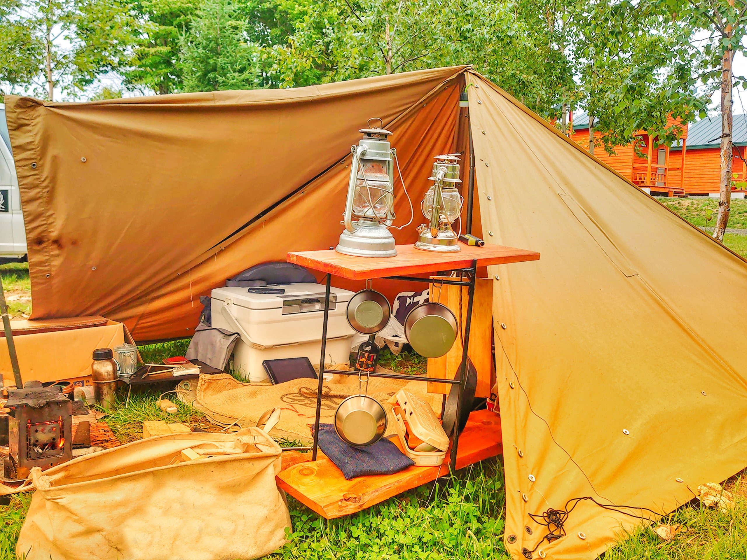 オレンジ色のテントとキャンプ場