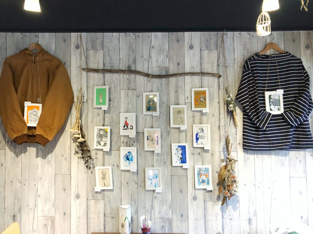 イラストが並ぶカフェの壁面