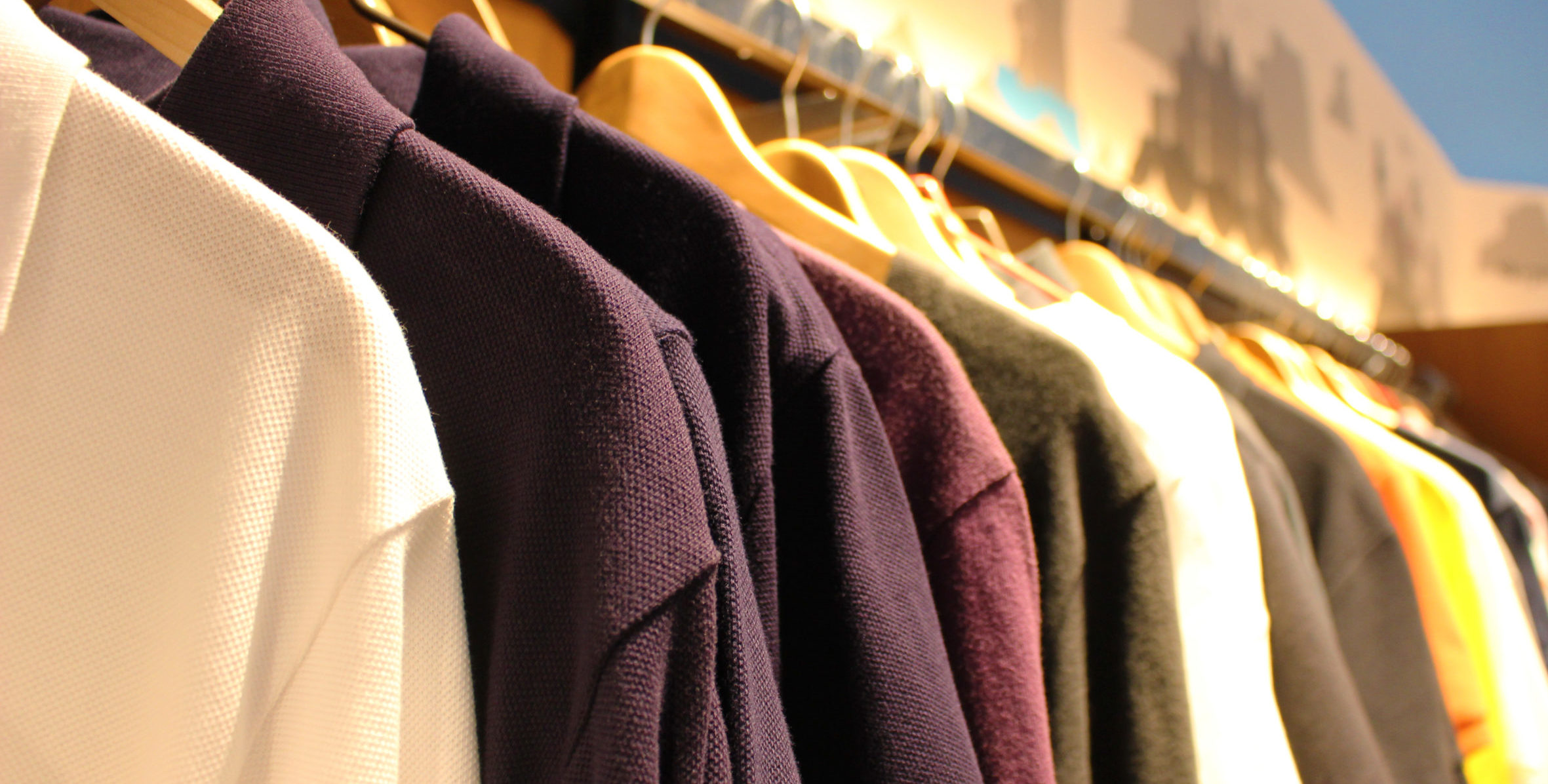 ポロシャツが並ぶアパレルショップ