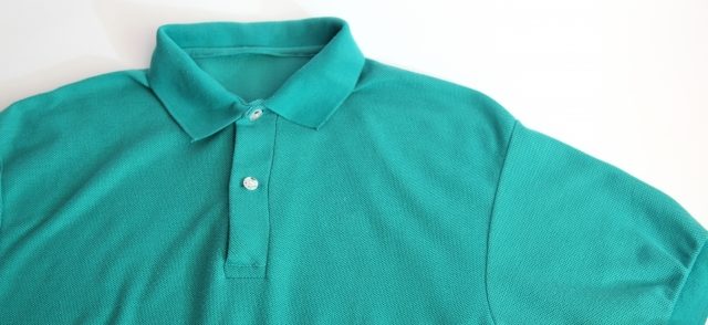 緑色のポロシャツ