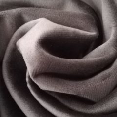 今更聞けない秋冬の定番！コーデュロイとベロアの違いとは？